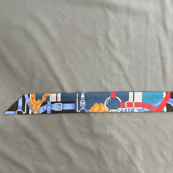 Hermes scarf 33x2”
Wore one time only, excellent condition - Picture 8 of 10